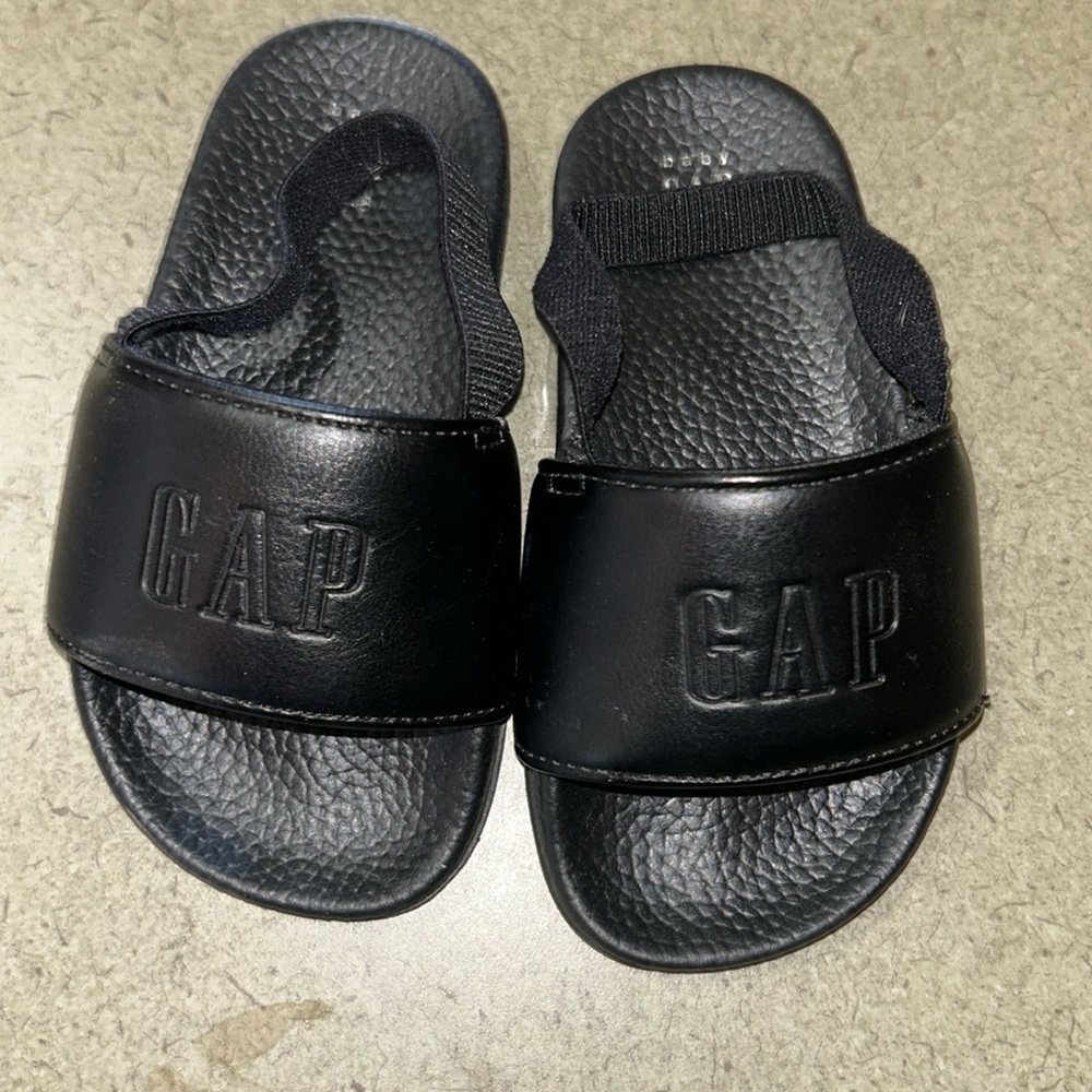 GAP slip-on showed boys size 7-8